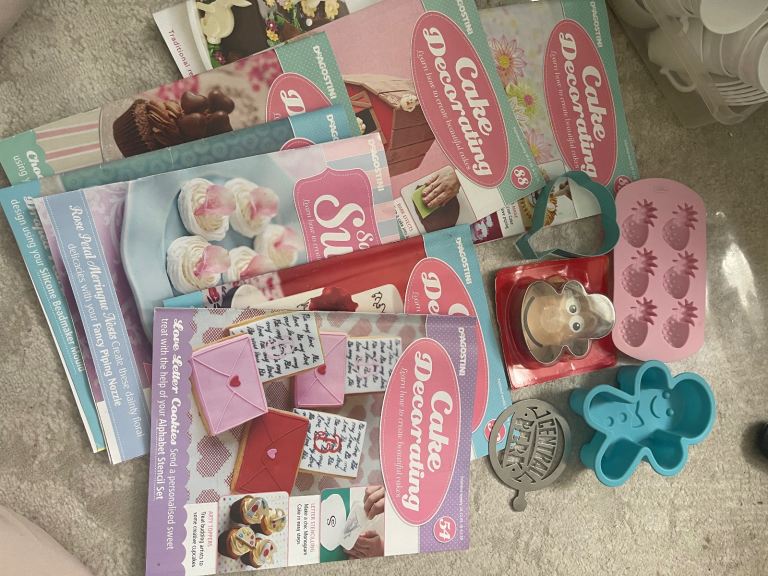 Large bundle of cake making / decorating items 
