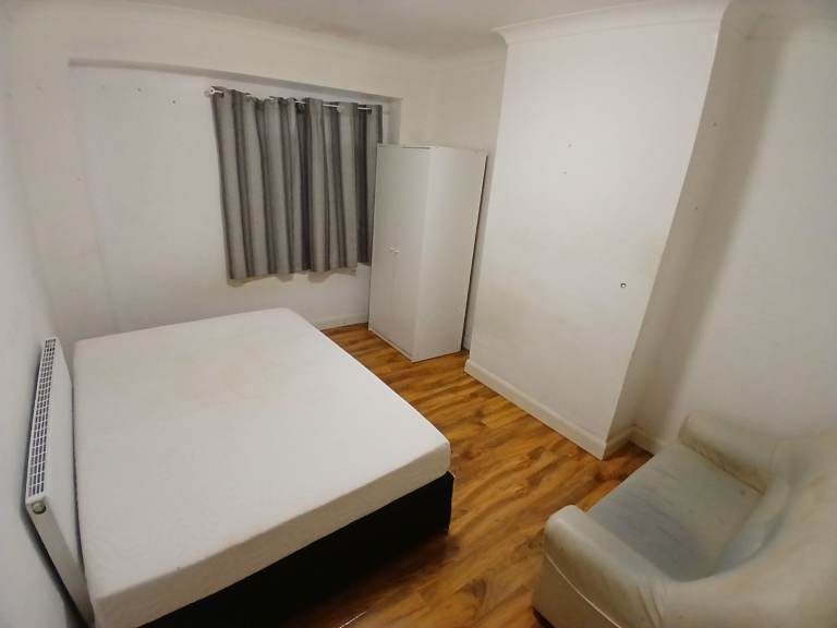 Double Bedroom With ALL BILLS INCLUDED Near Tooting Station in Mitcham