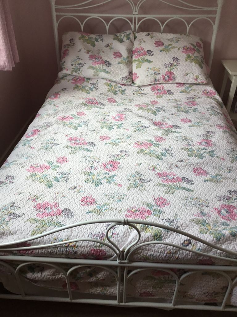 Oversized double quality Quilted bedspread with 2 Pillowcases by Bittersweet Inn
