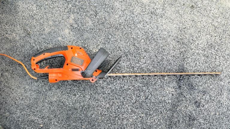 Black & Decker GT6060 600W 60cm Hedgetrimmer, c.8m cable