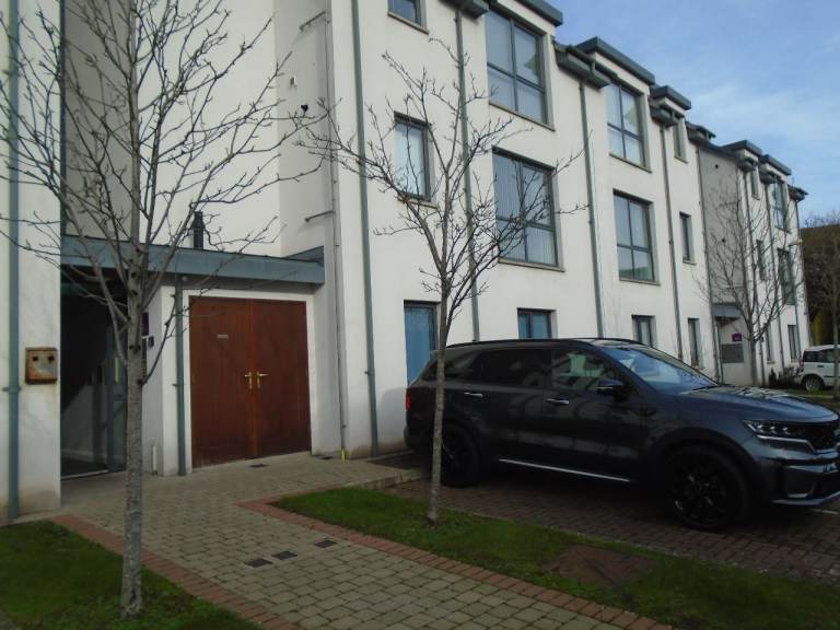 SWAP a 2 BED GROUND FLOOR APARTMENT LISBURN FOR A SIMILAR WITH OFF STREET PARKING in LISBURN