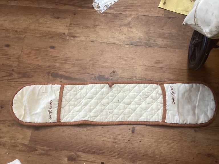 One pair of o ven gloves