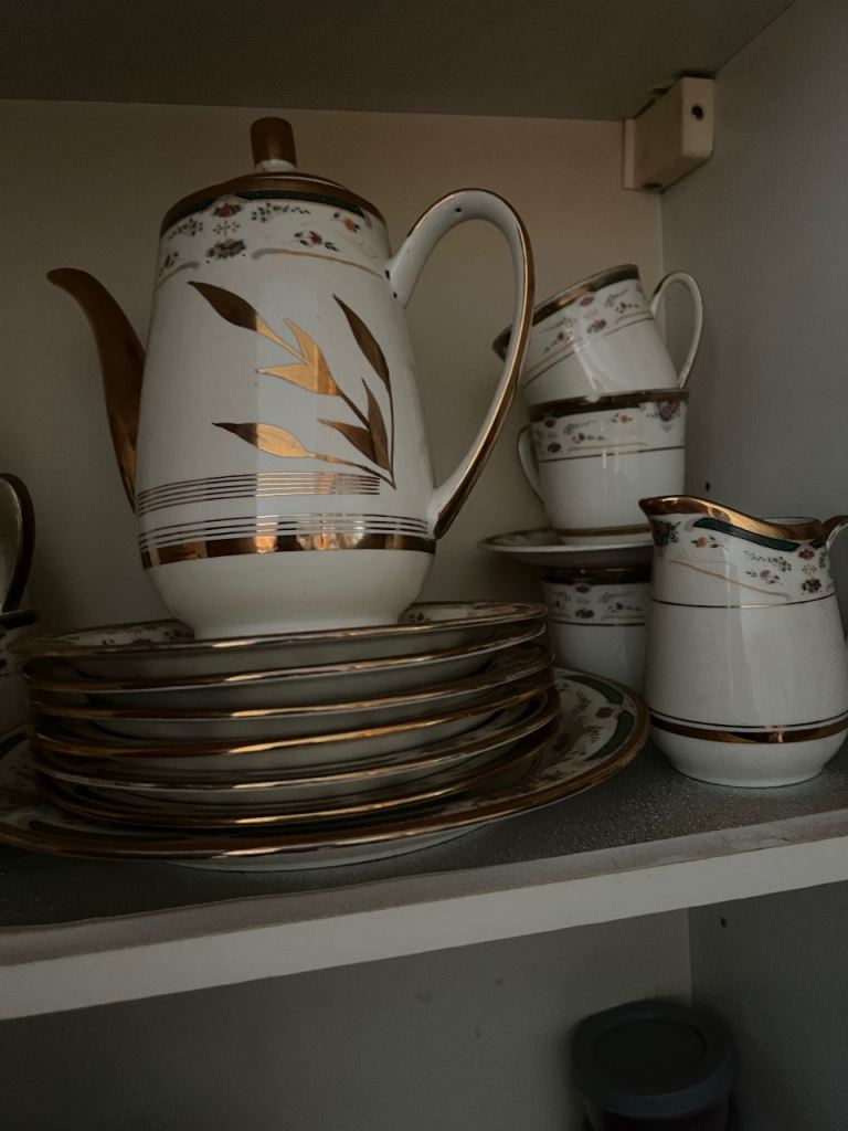 Vintage White and Gold Tea/Coffee Set – Good Condition