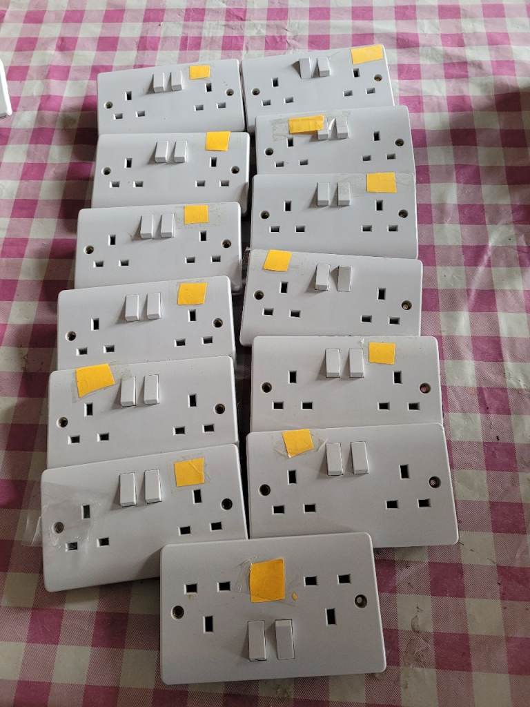 13 double plug sockets - white 