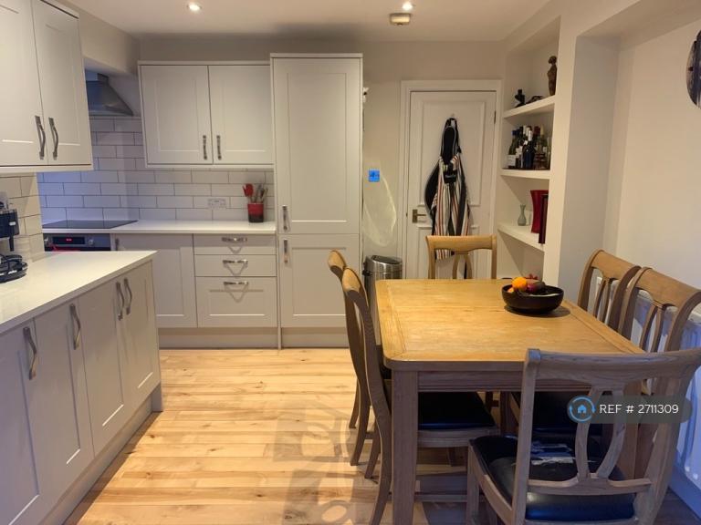 2 bedroom flat in Elspeth Road, London, SW11 (2 bed) (#2711309)