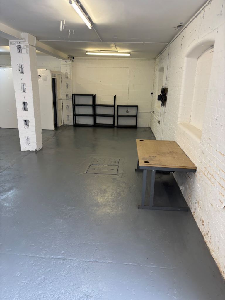 CHEAP 1100 FT UNIT AT DOULTON TRADING CENTRE ROWLEY REGIS B65 8JQ