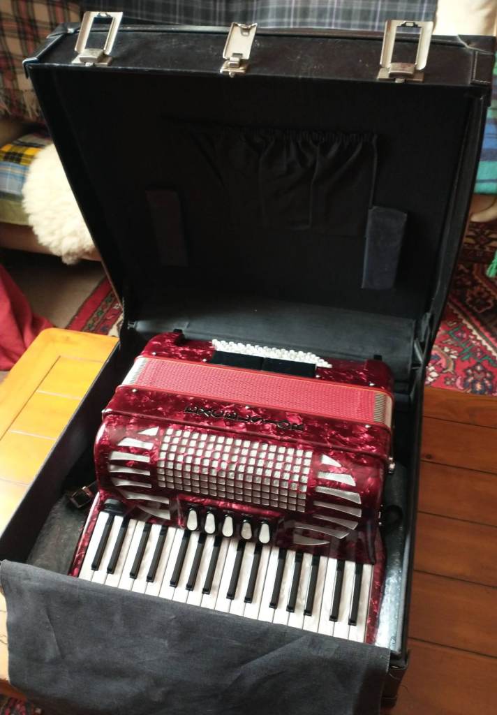 **REDUCED** Italian Made EXCELSIOR 72 Bass Piano Accordion, Excellent Condition, with Hard Case