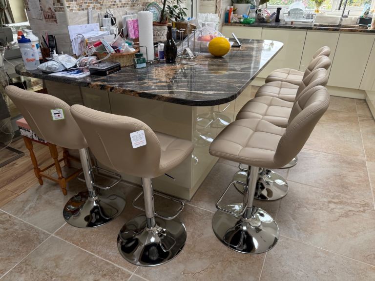 Set of 6 Modern Faux Leather Swivel Bar Stools – Height Adjustable (Brand New / Pre-Assembled)