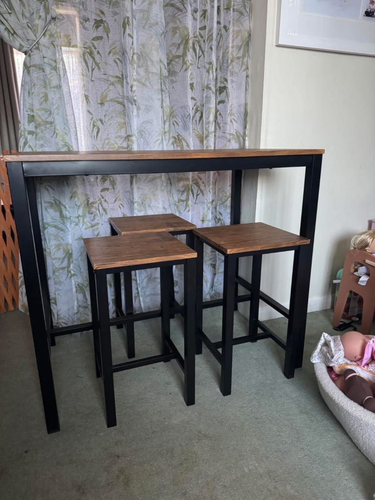 Breakfast bar and stools