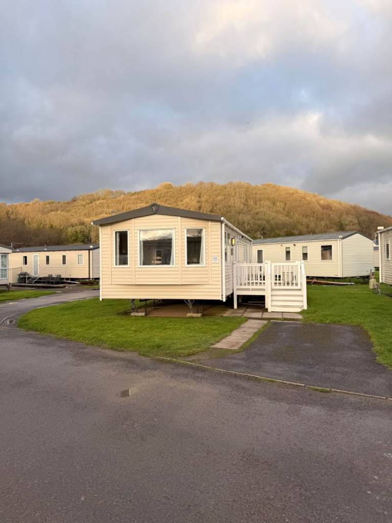 Pet friendly 8 berth caravan situated on a 7 mile sandy beach