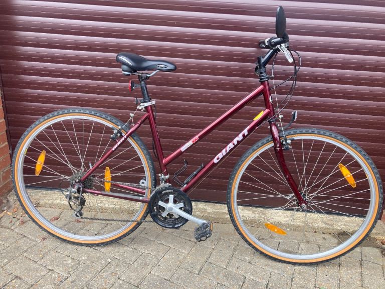 Giant Sports Series 500 Women's Hybrid Bike – Maroon Red, Good Condition