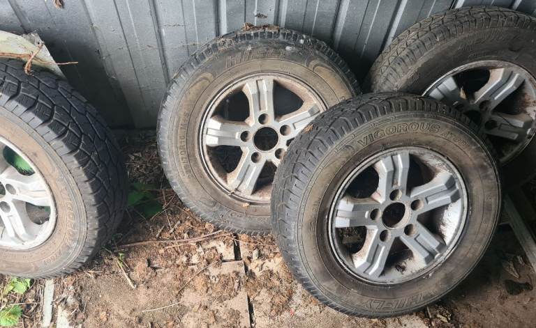 5 x alloy wheels with tyres 235/70/16
