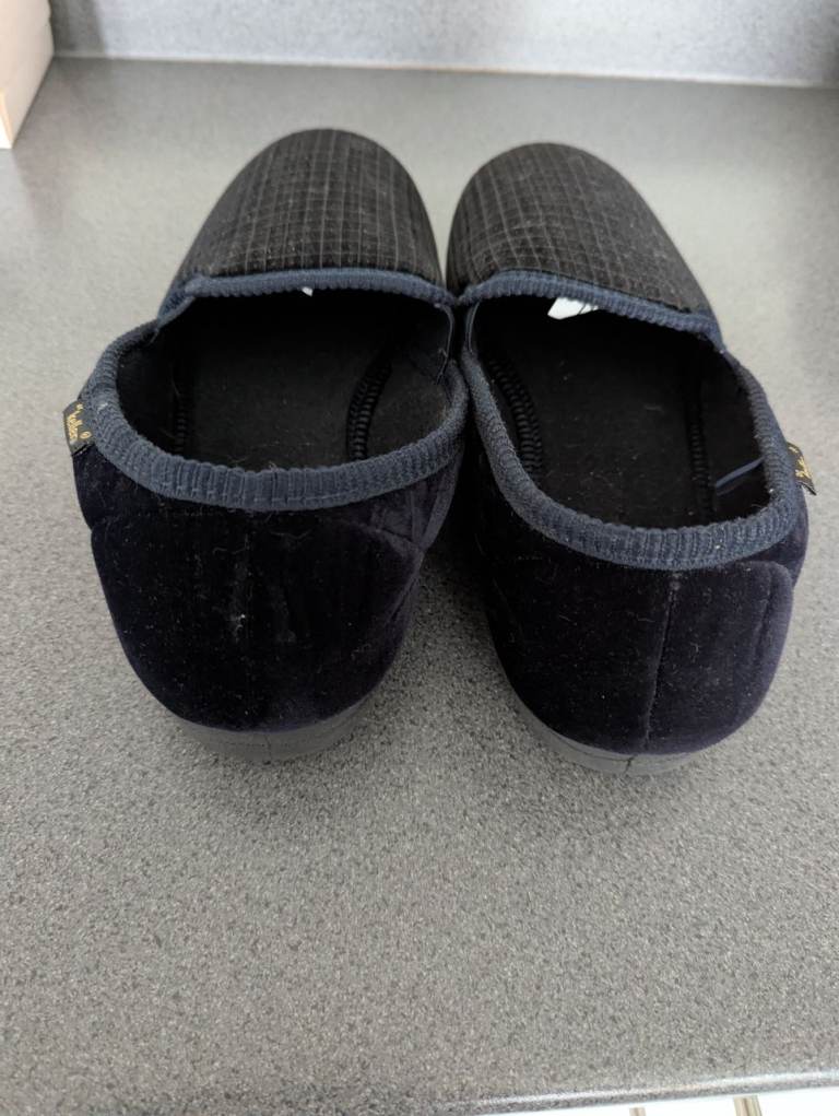 Men's size 11 slippers 
