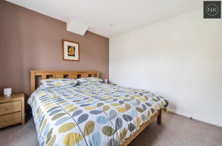 Double and Single Room (3 mins walk from Redbridge Station) Central Line 