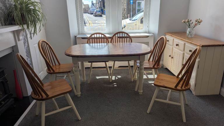 Pine Extending Dining Table and 6 Chairs – Good but used condition 