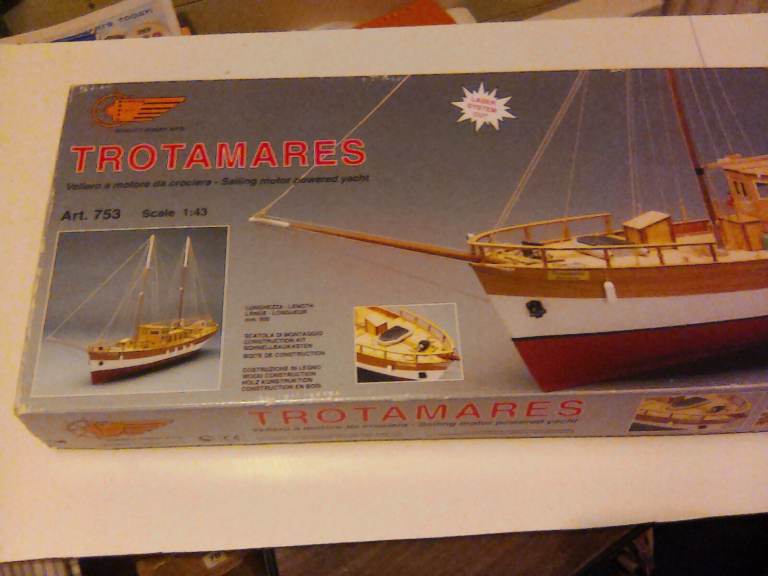 Mantua Trotamares sailing motor powered yacht model kit.