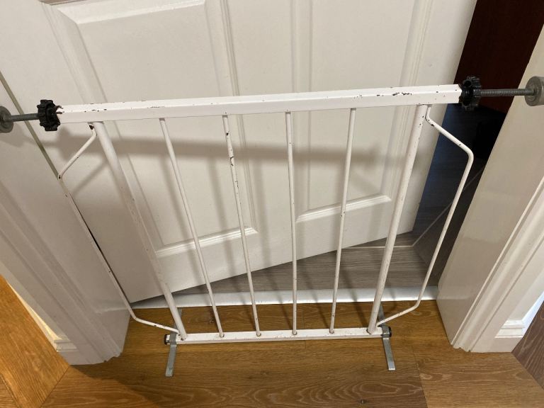 Safety gate with adjustable  locating screws