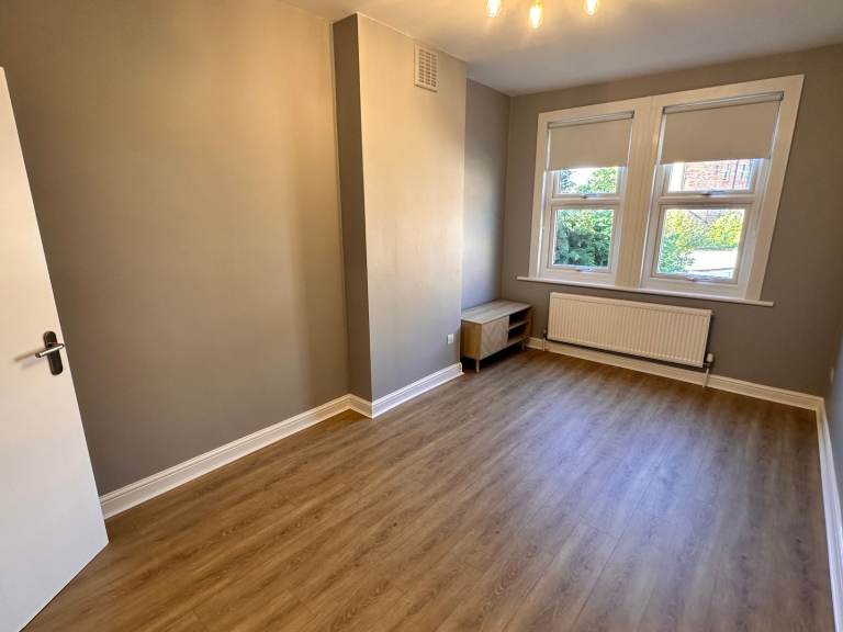 Newly decorated first floor 1-bed flat to rent in sought after area of Willesden Green, NW2