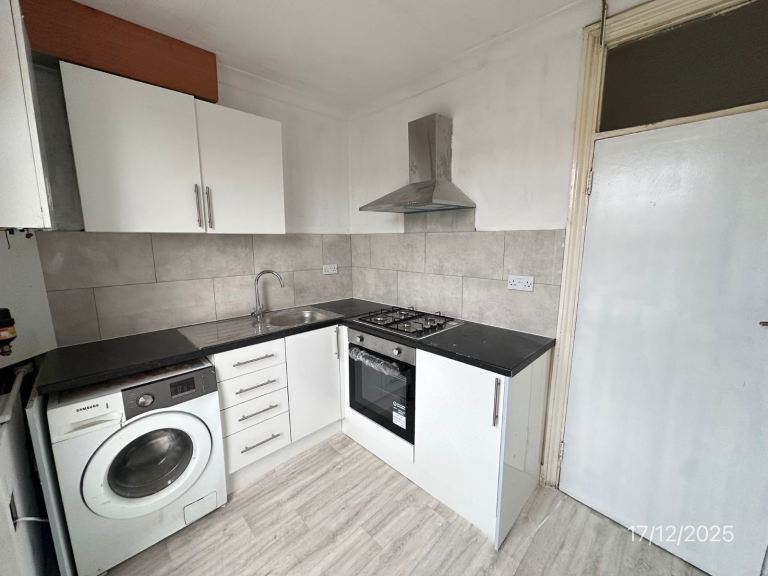 3 bedroom first floor flat - Sunnyside Road ig1 