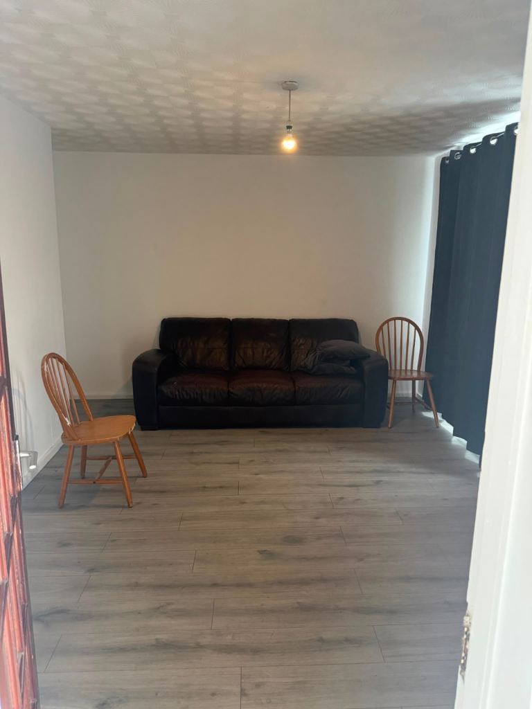 3 Bedroom House with Garden and Communal Parking 
