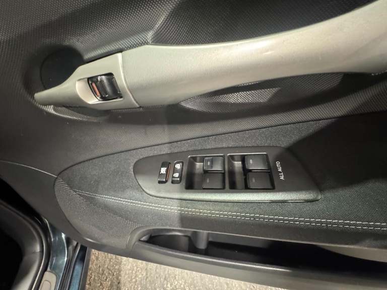 TOYOTA AURIS 1.8 VVT-h T4 2012