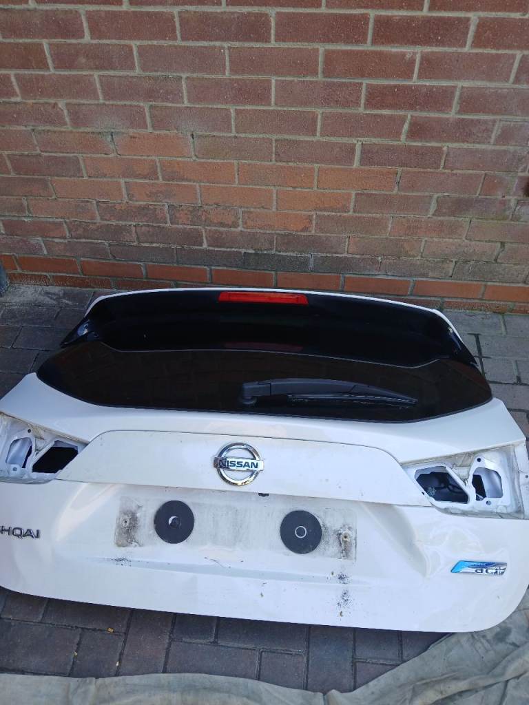 J11 2014 pearl white qashqai tailgate 
