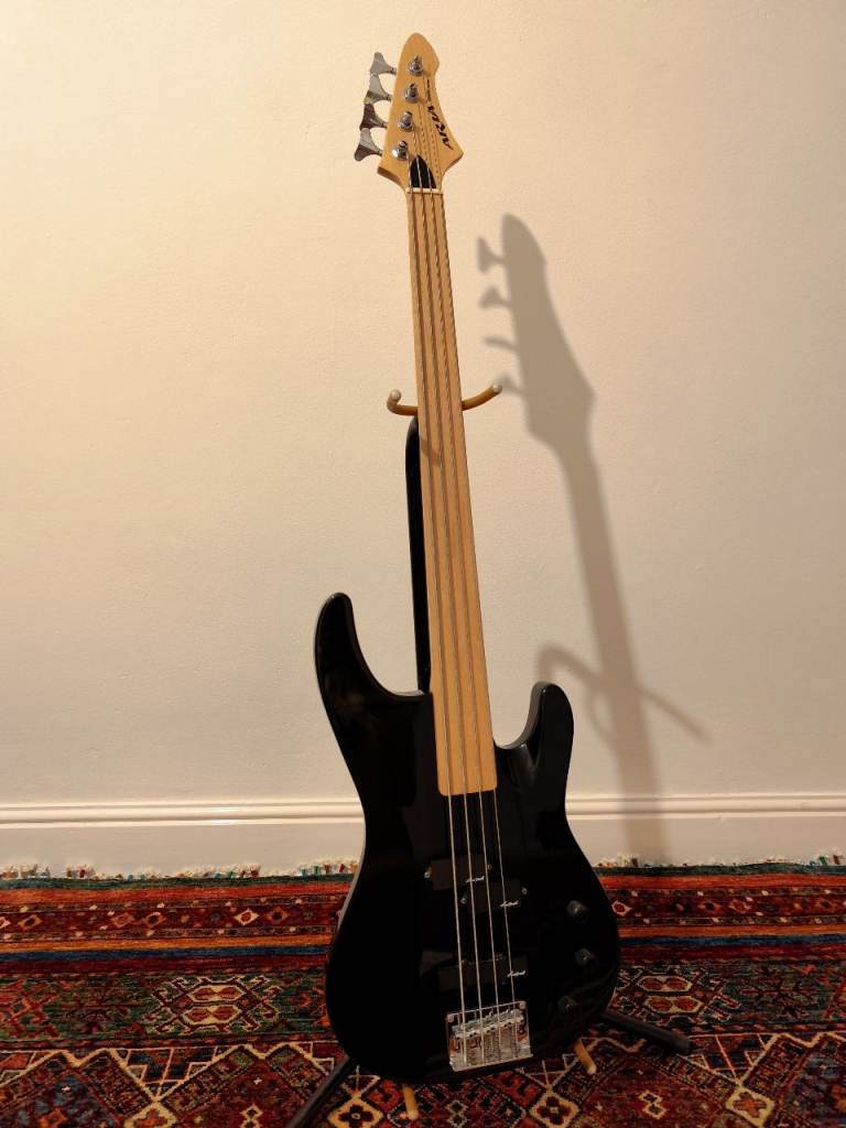 Aria Magna Series Black Fretless Bass