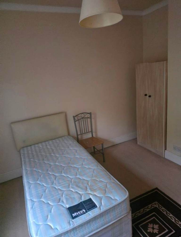 DOUBLE ROOM TO LET IN RUSHOLME
