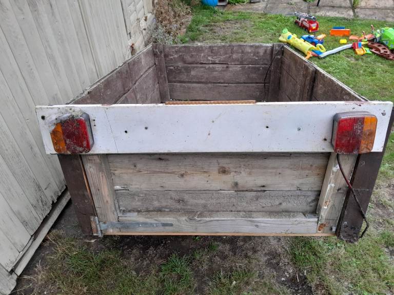 Used trailer with light bar