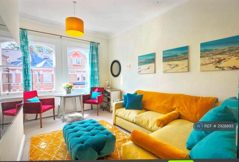 1 bedroom flat in Lavender Gardens, London, SW11 (1 bed) (#2928893)