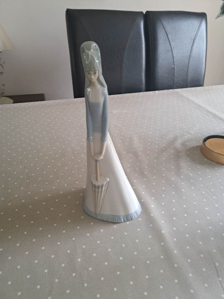 Valencian (Spain) porcelain lady figurine 