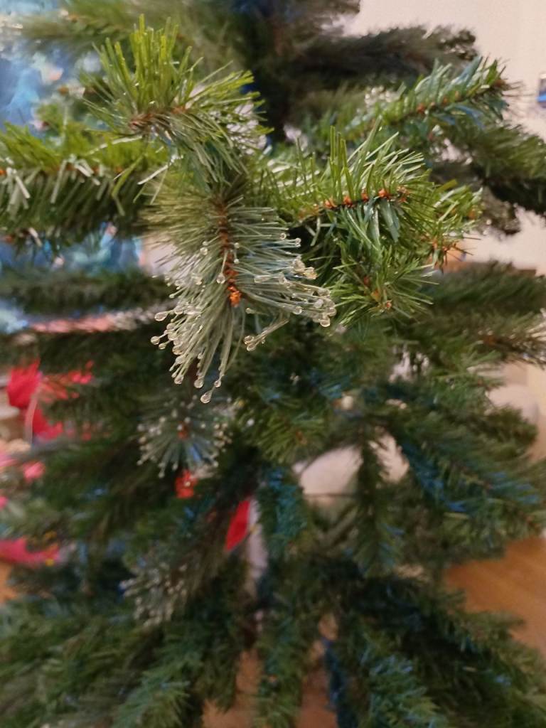 Christmas tree 6ft hooked and sparkling branches