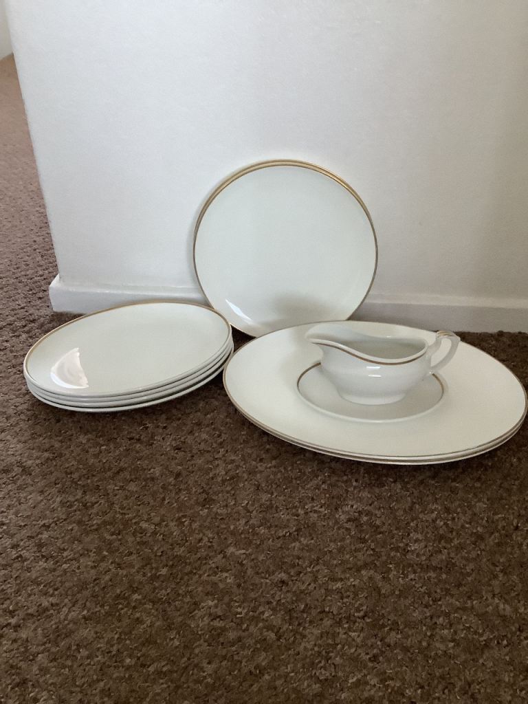 10 pieces white bone china plates and gravy boat with gold trim . Royal Tuscan