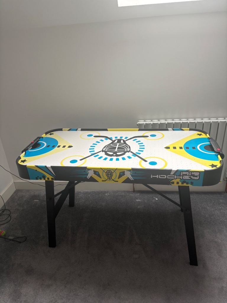 Air hockey table