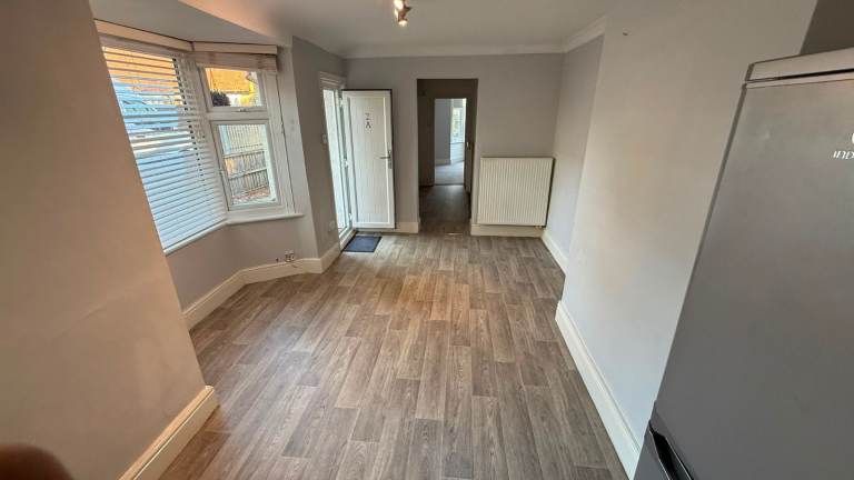 Spacious 2-Bed Flat for Rent- UB10 0SX