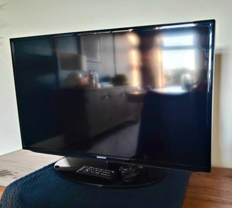 Samsung 40 inch HD TV + Remote, Stand and Power Cable - Full working order