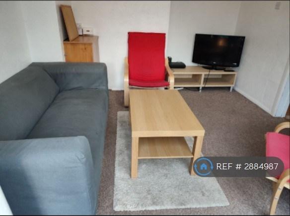 4 bedroom house in Larchwood Drive, Egham, TW20 (4 bed) (#2884987)