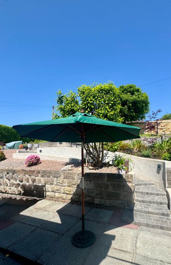 Large green garden parasol with a wooden pole and sturdy cast iron base – Good Condition