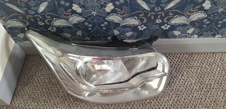 Headlight passenger side ford transit custom 