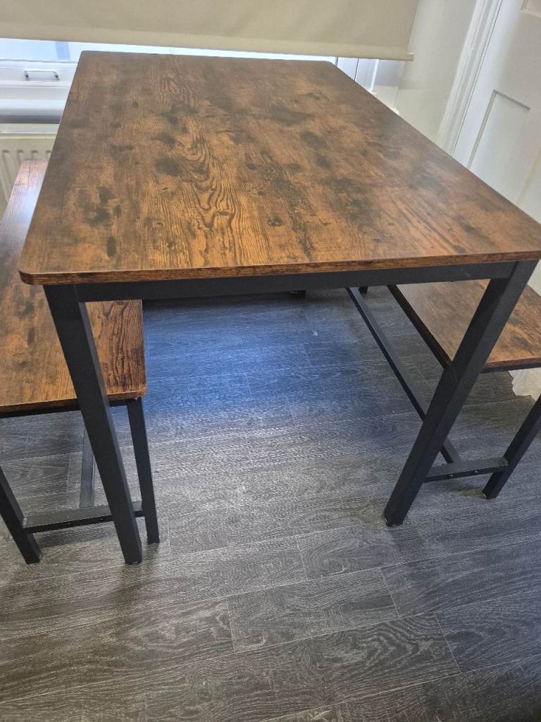Small dining table and 2 benches 