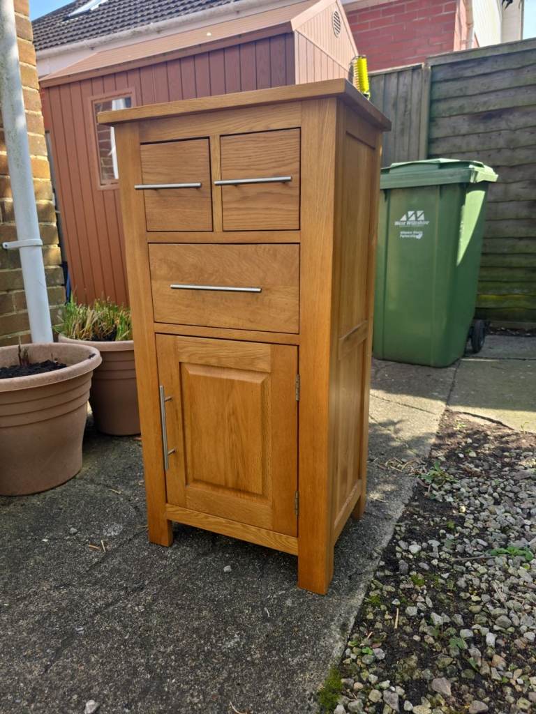Small Wooden Chest of Drawers with Cabinet – Good Condition