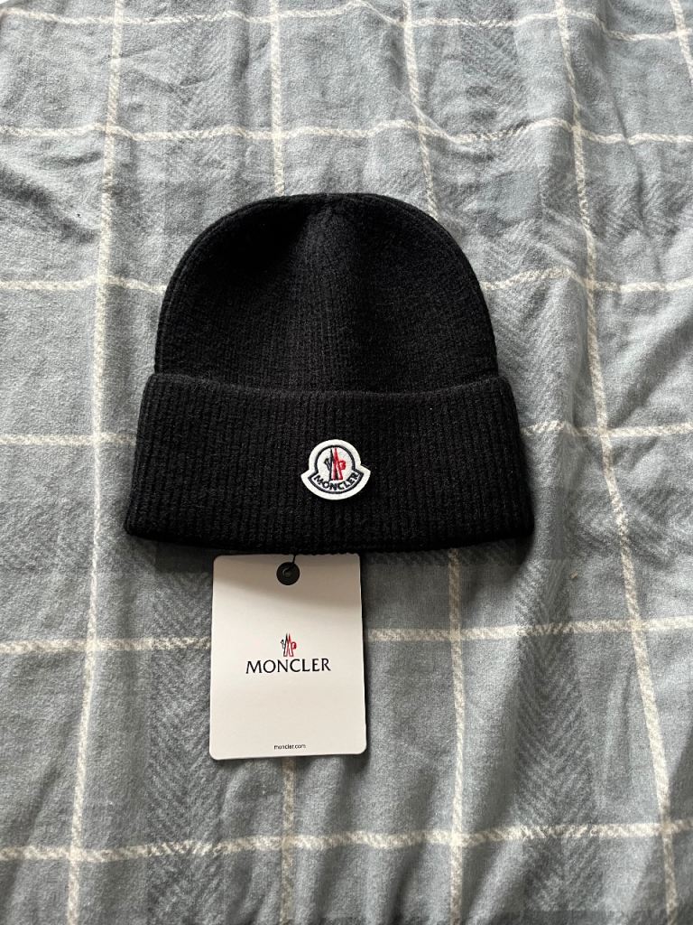 Black moncler beanie 