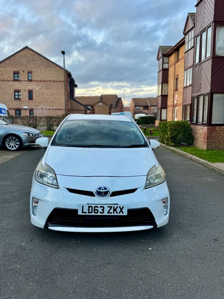 Toyota Prius Hybrid 2014 Automatic – Reliable & Economical