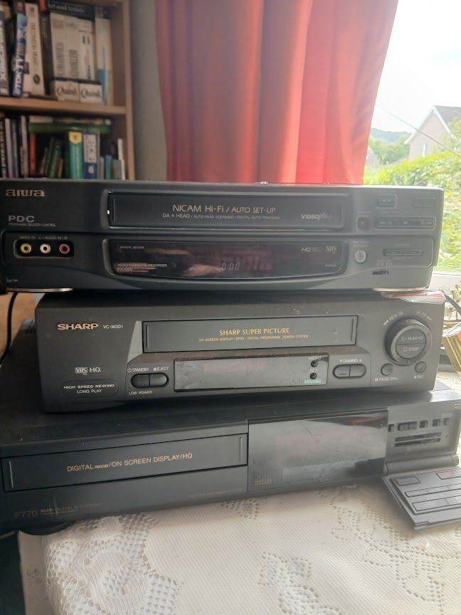 3 VHS recorders