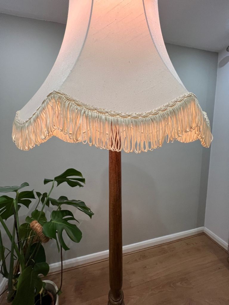 VINTAGE ANTIQUE WOODEN TURNED STANDARD LAMP WITH CREAM FRINGED TASSLES LAMPSHADE- WORKING