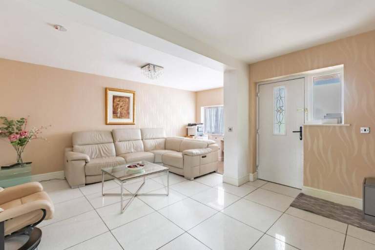 5 Bedroom, 3 Bathroom Semi-Detached Family Home – Prestigious Gravesend Location