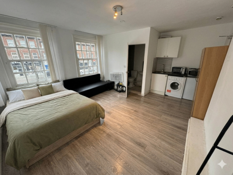 Furnished studio Flat to rent in Edgware (HA8)
