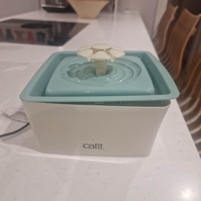 Catit Flower Fountain – Automatic Drinking Water Fountain for Cats (Clean & Great Condition)