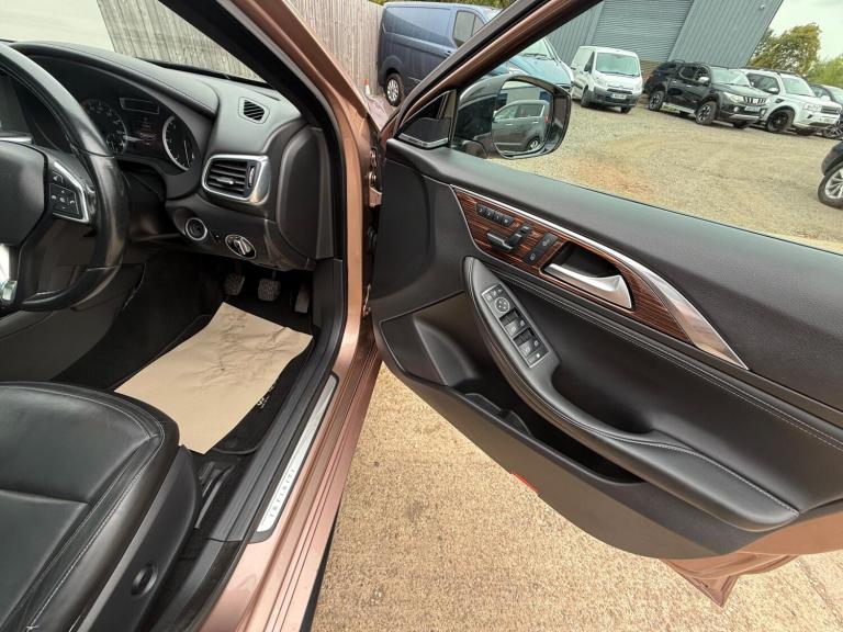 2016 Infiniti Q30 1.5d Premium Tech Euro 6 (s/s) 5dr HATCHBACK Diesel Manual