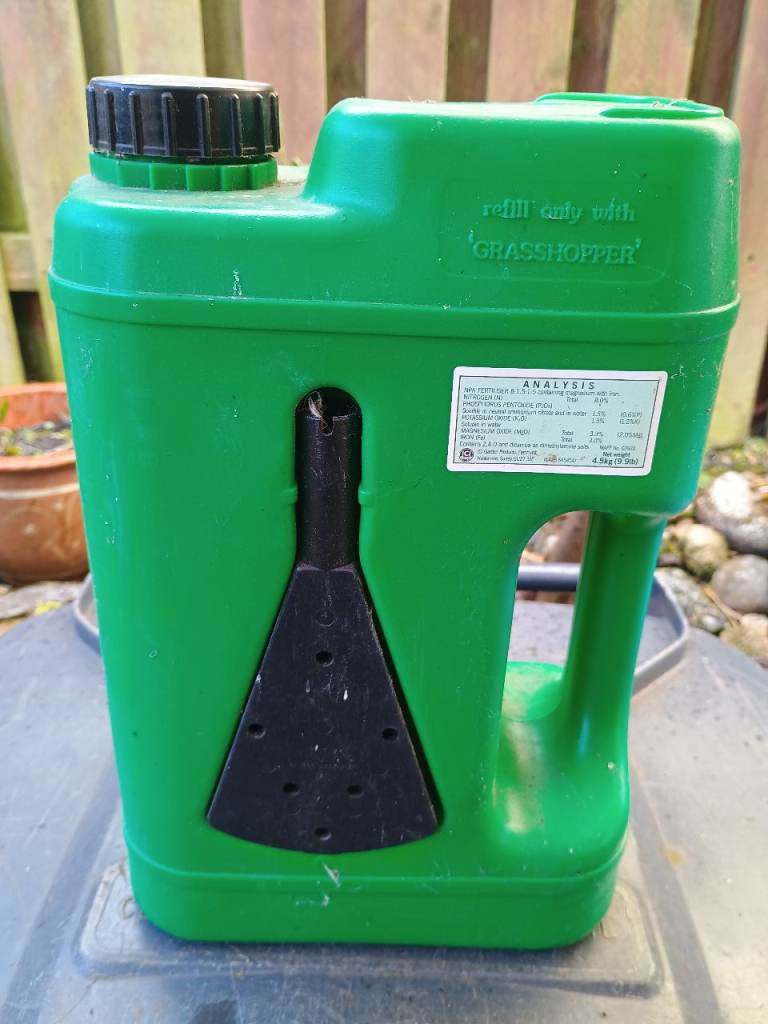 GRASSHOPPER feeds/weeds dispenser